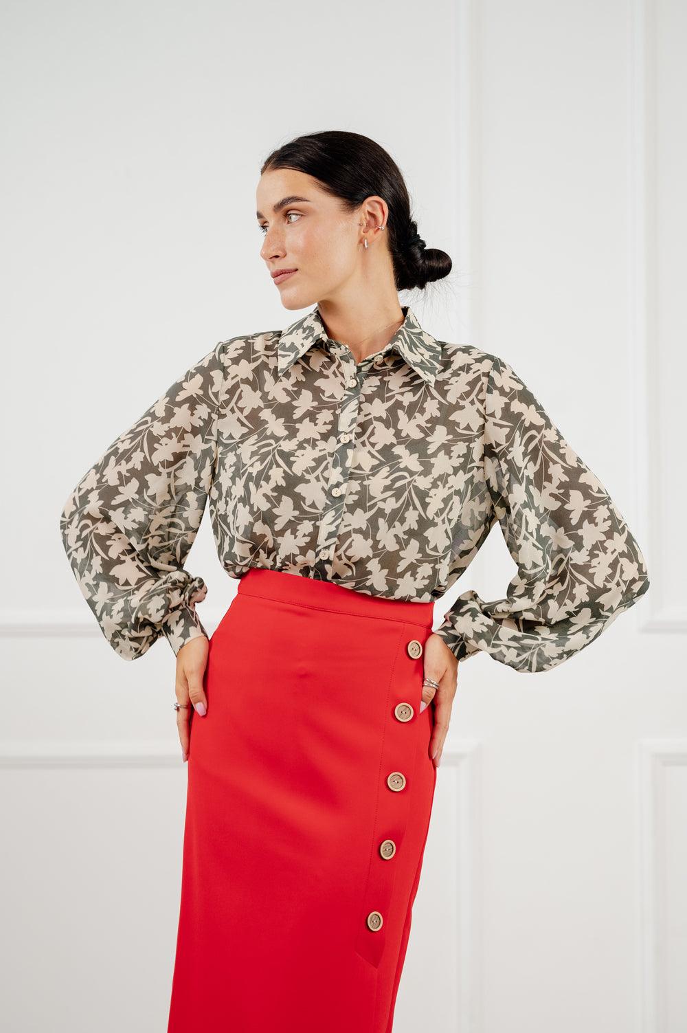 Blusa de gasa caqui con cuello alto