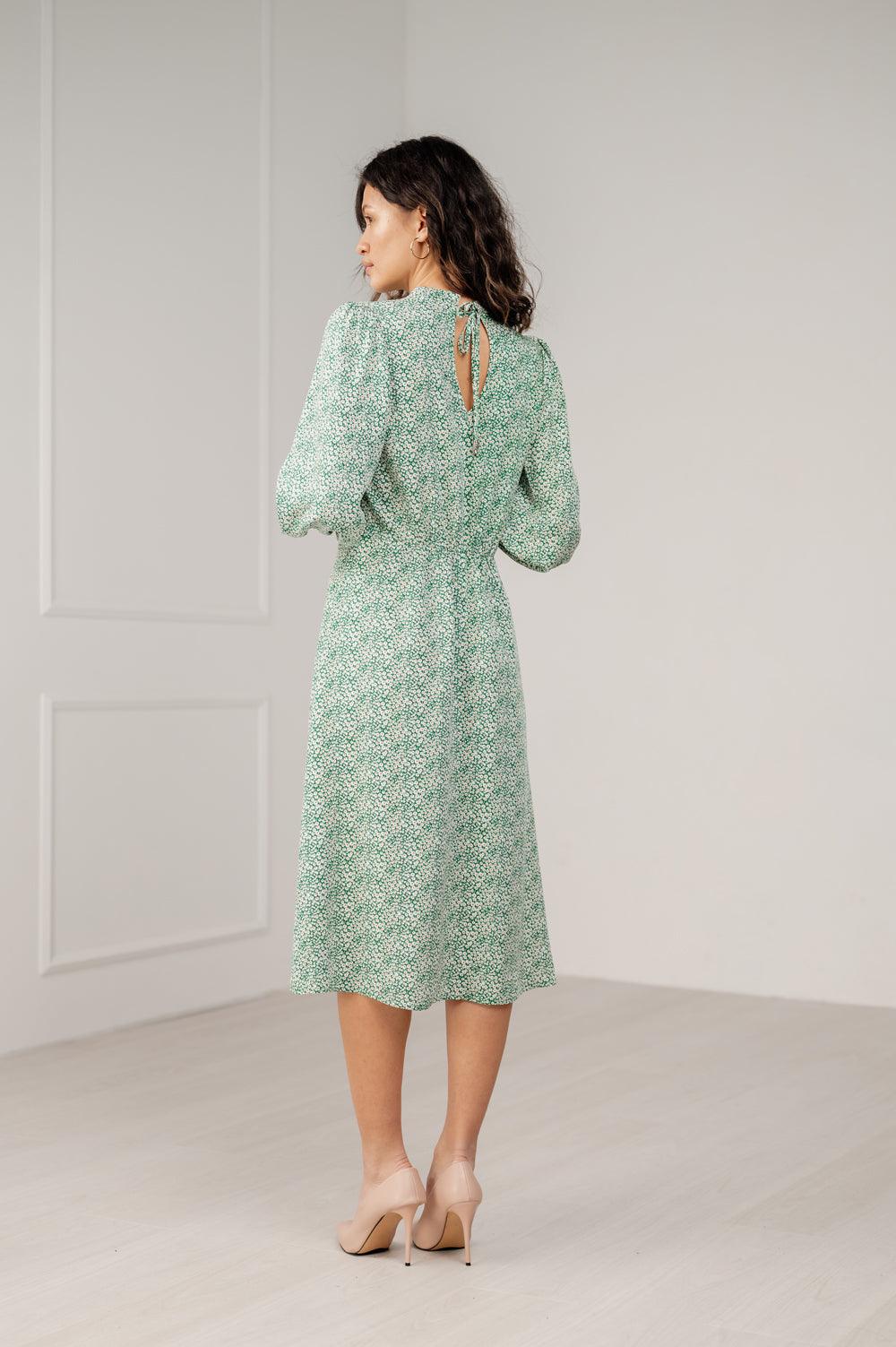 Rochie cu guler stand-up și grene delicate