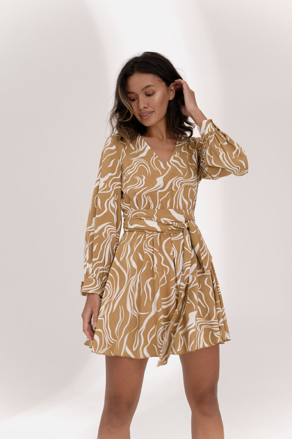 Mini vestido mostaza con cintura elástica