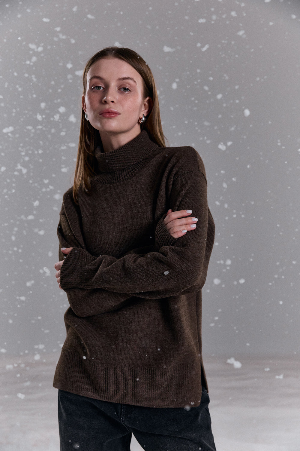 Cappuccino turtleneck sweater with side slits