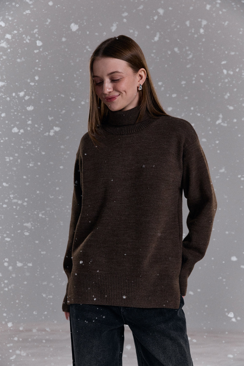 Cappuccino turtleneck sweater with side slits