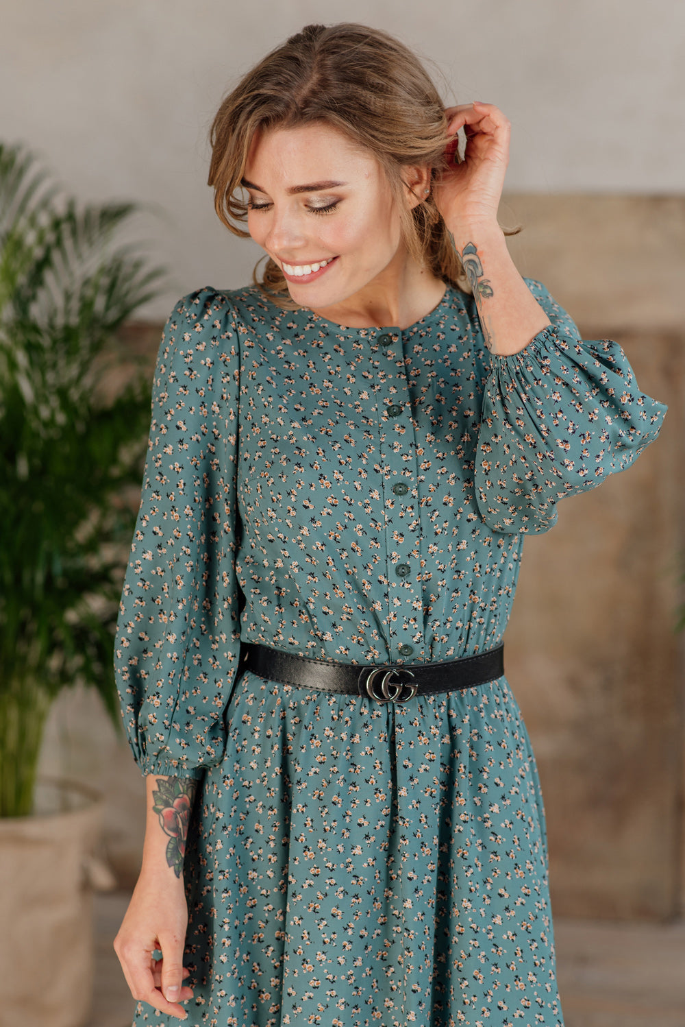 Robe émeraude manches bouffantes et ceinture