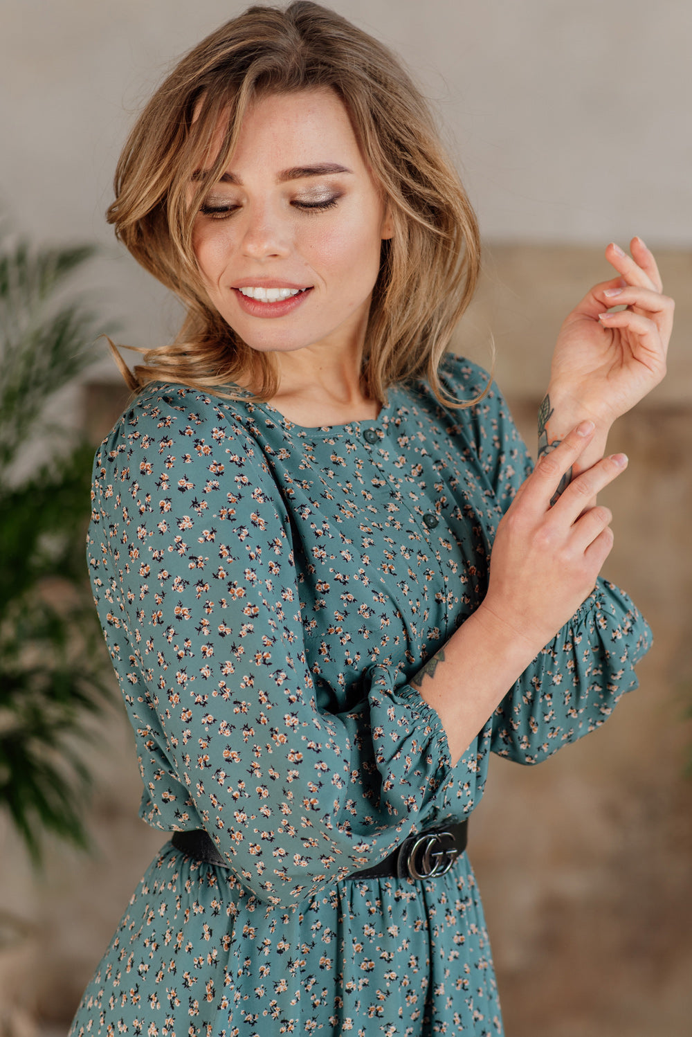 Emerald dress with puff sleeves and belt