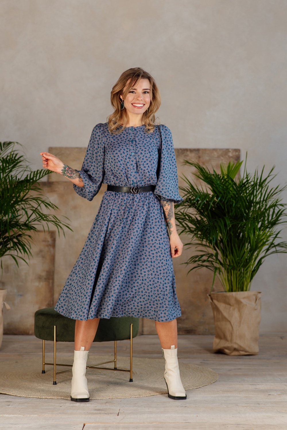 Robe midi avec une jupe fluide et une ceinture