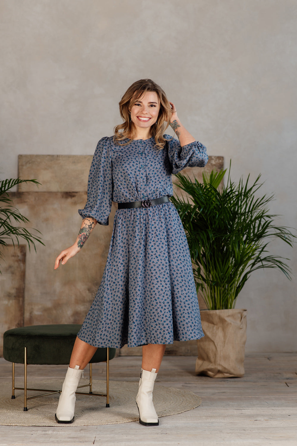 Robe midi avec une jupe fluide et une ceinture