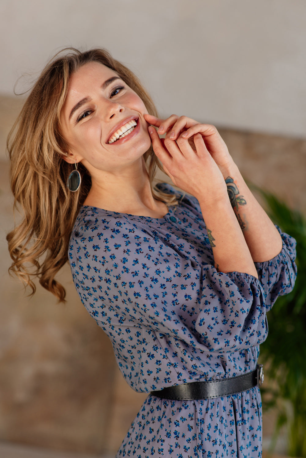 Vestido midi con falda fluida y cinturón