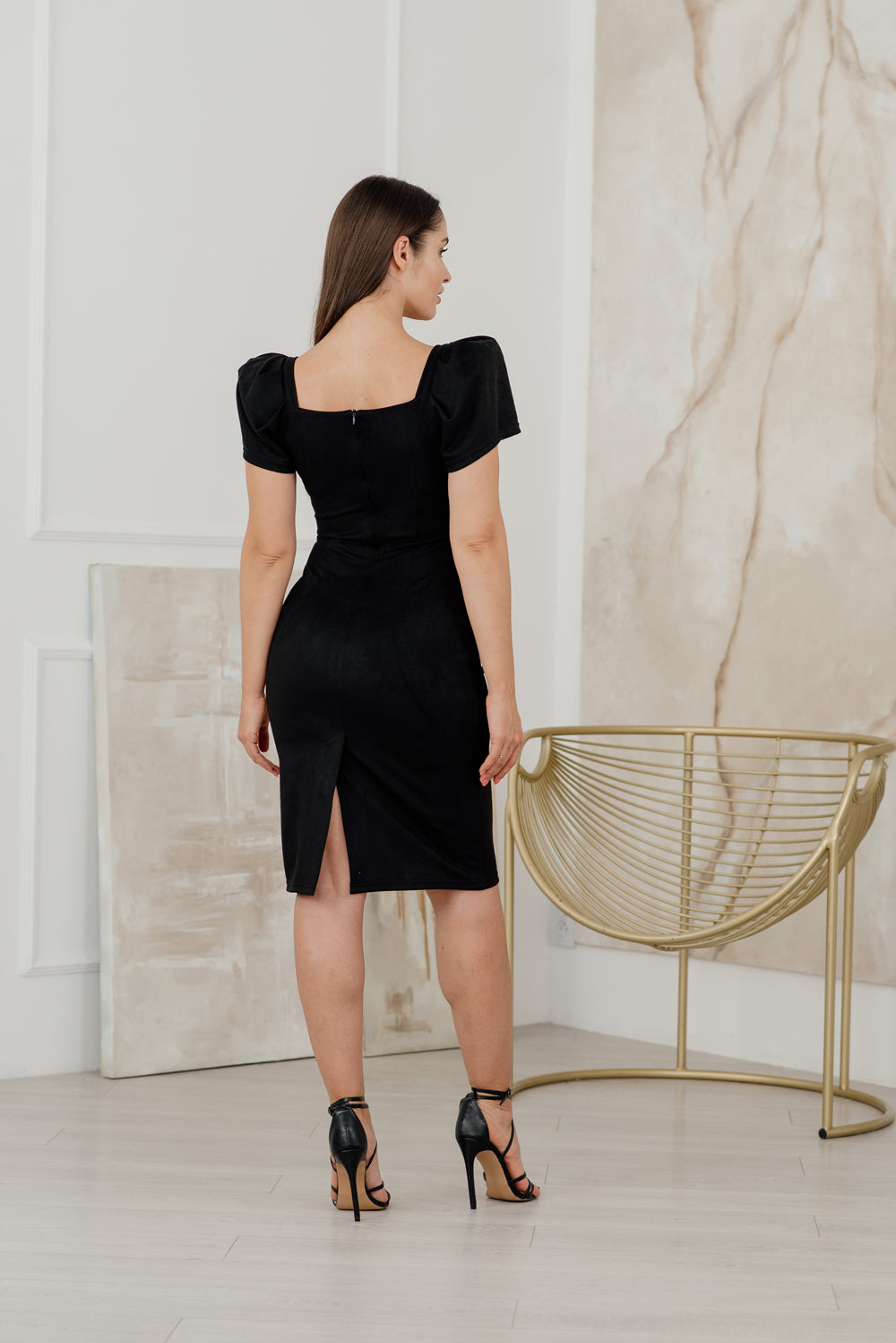 Schwarzes Midi-Kleid mit kurzen Ärmeln