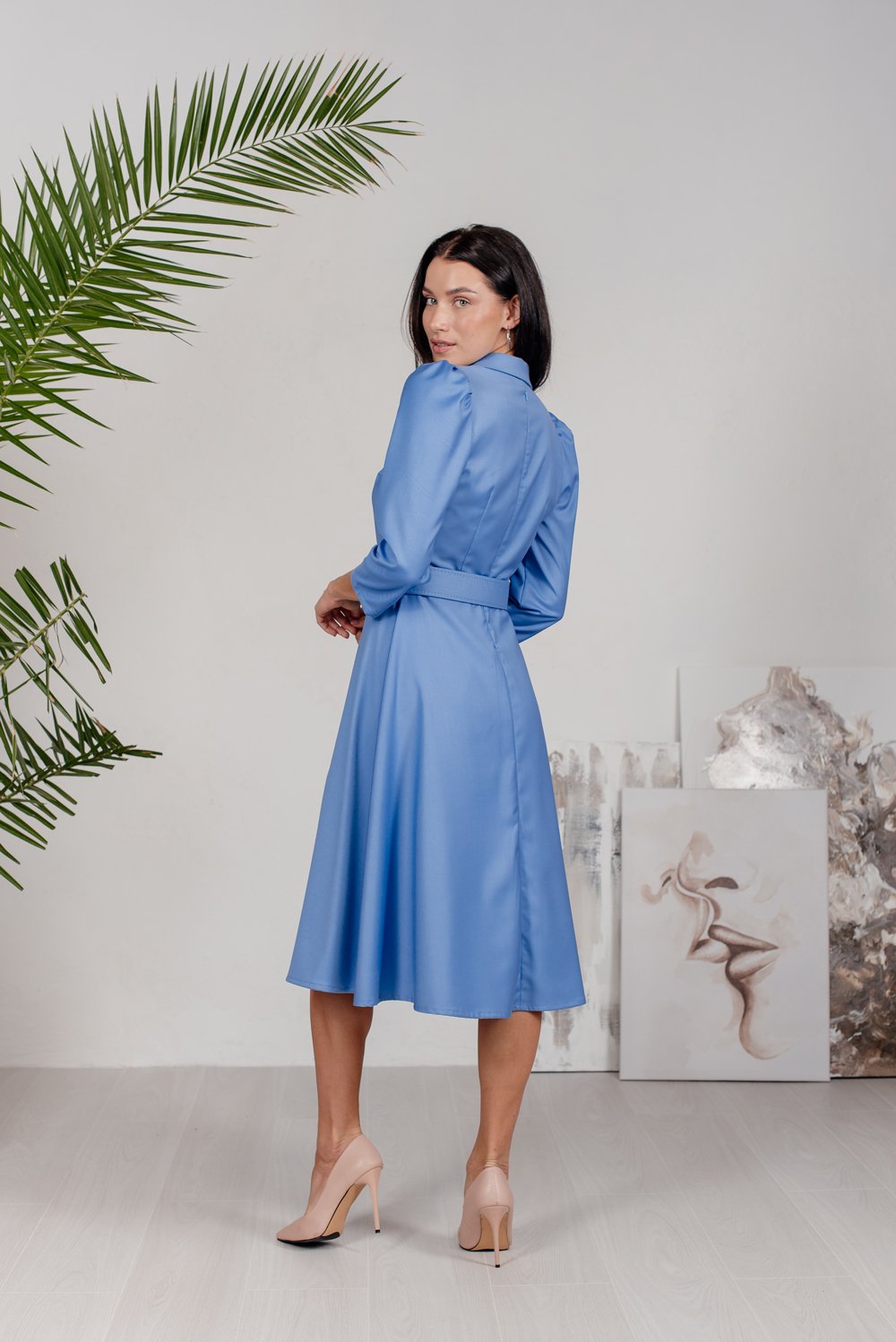 Blaues Midi-Kleid mit kari sem Kragen