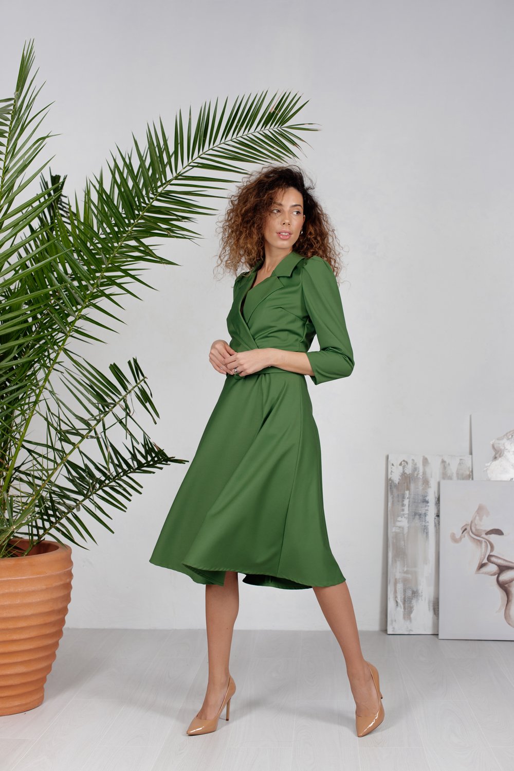 Grünes Midi kleid mit Gürtel