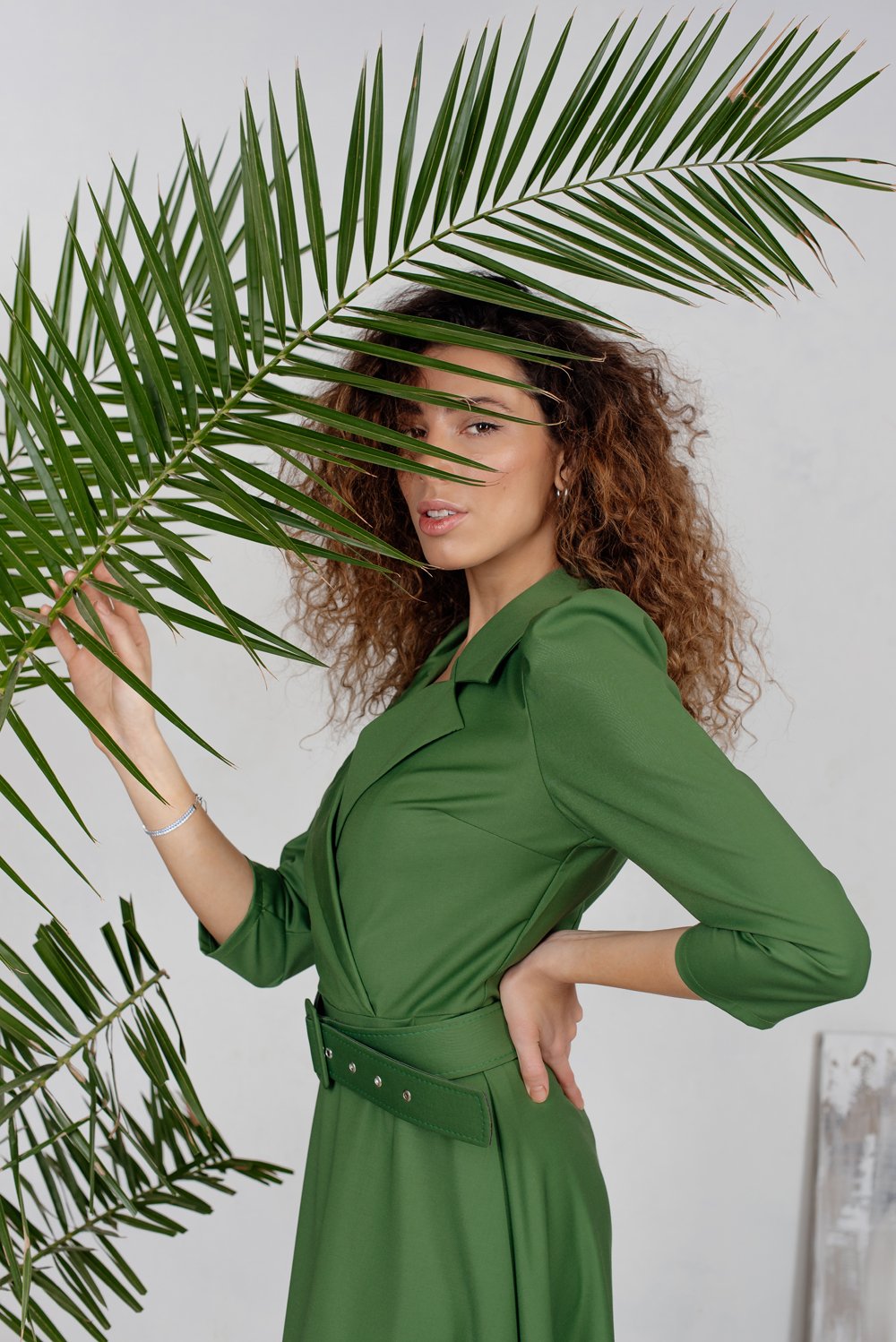 Vestido midi verde con cinturón