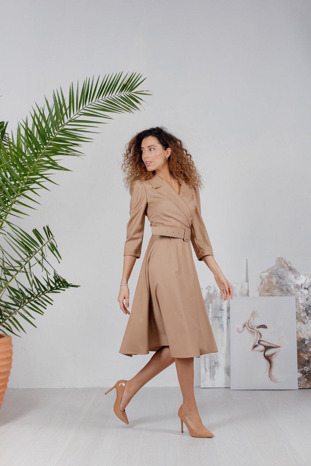 Vestido midi beige con cuello inglés