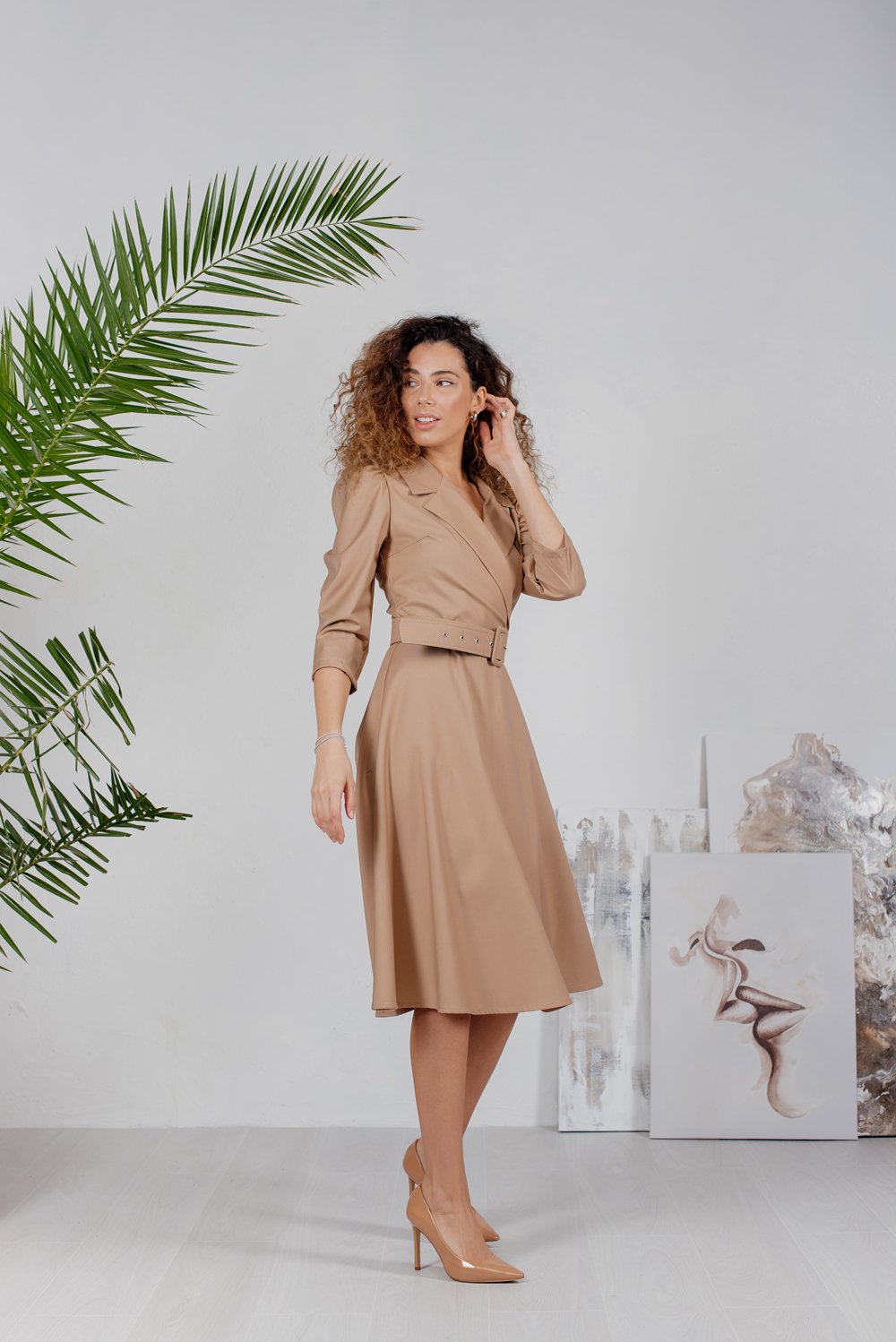 Beige Midi kleid mit englischem Kragen