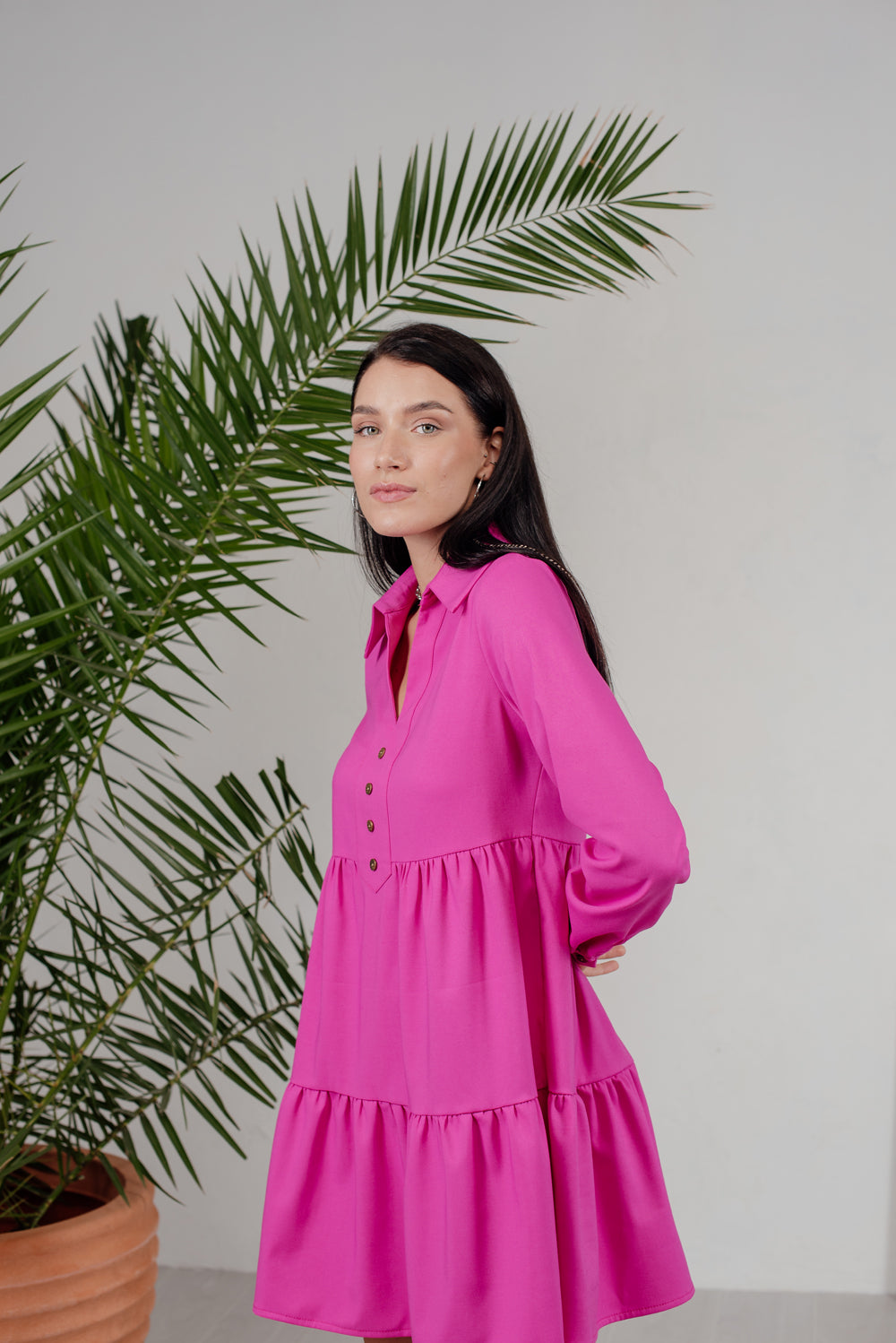 Fuchsia Mini kleid mit dekorativen Knöpfen