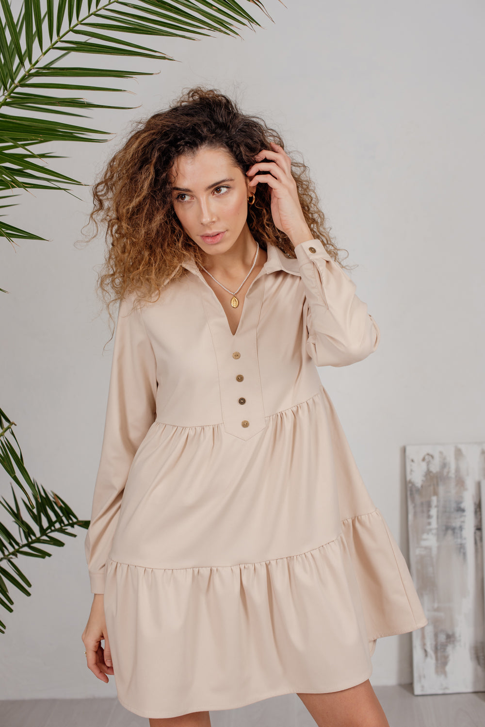 Beige gestufte Mini kleid mit Knöpfen