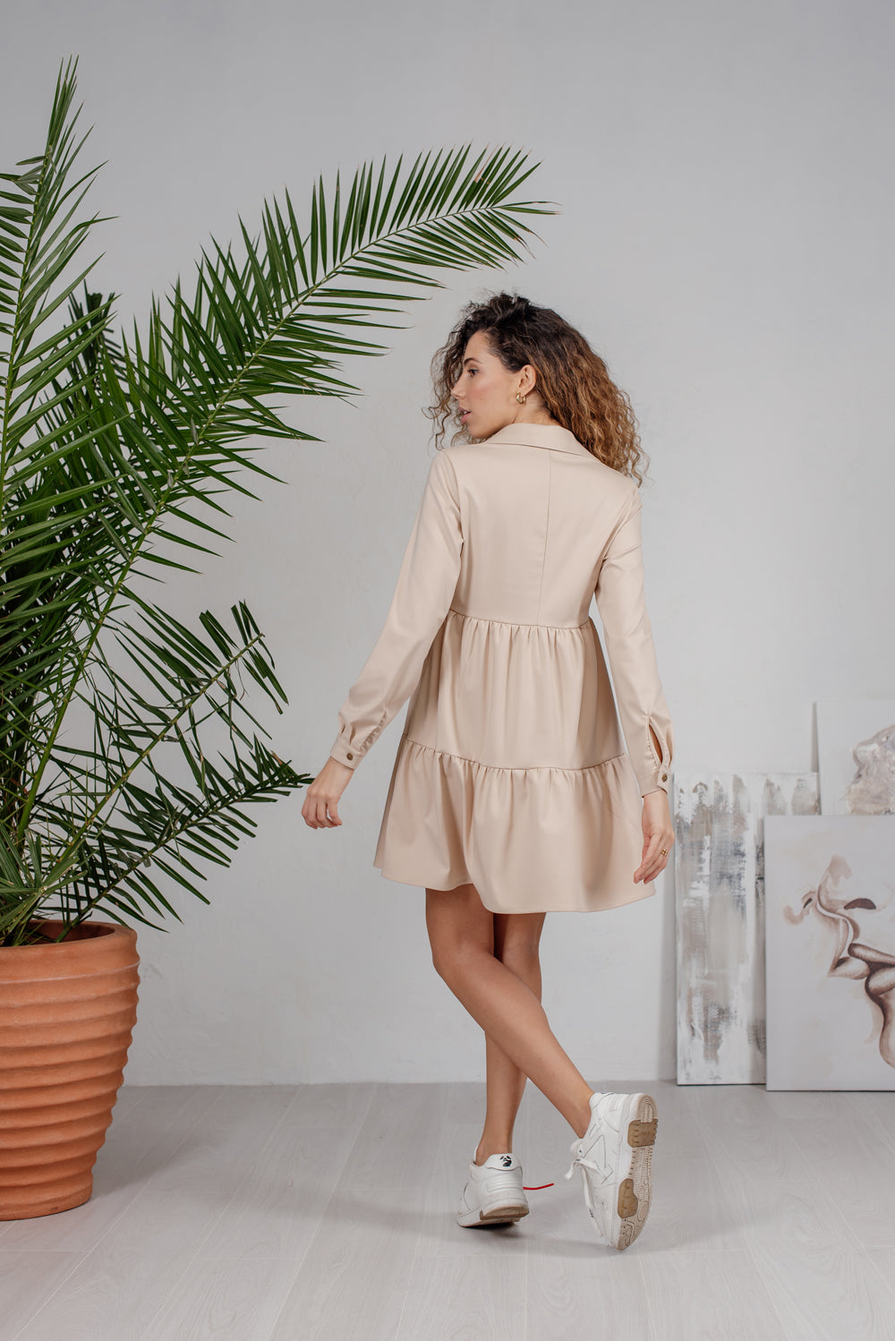 Beige gestufte Mini kleid mit Knöpfen