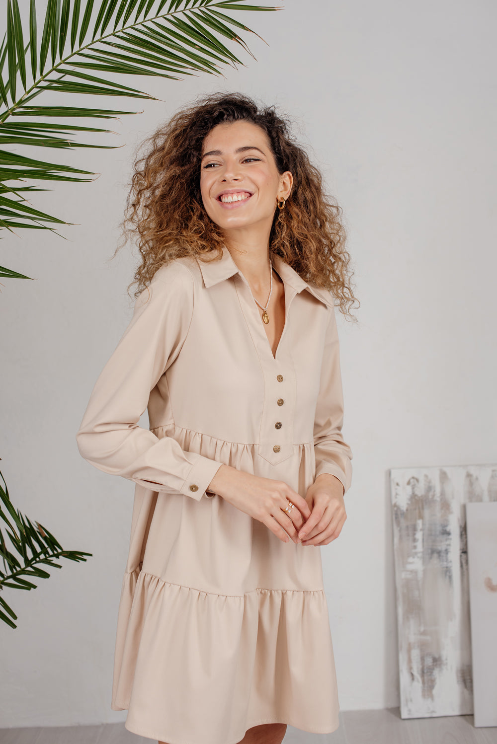 Beige gestufte Mini kleid mit Knöpfen