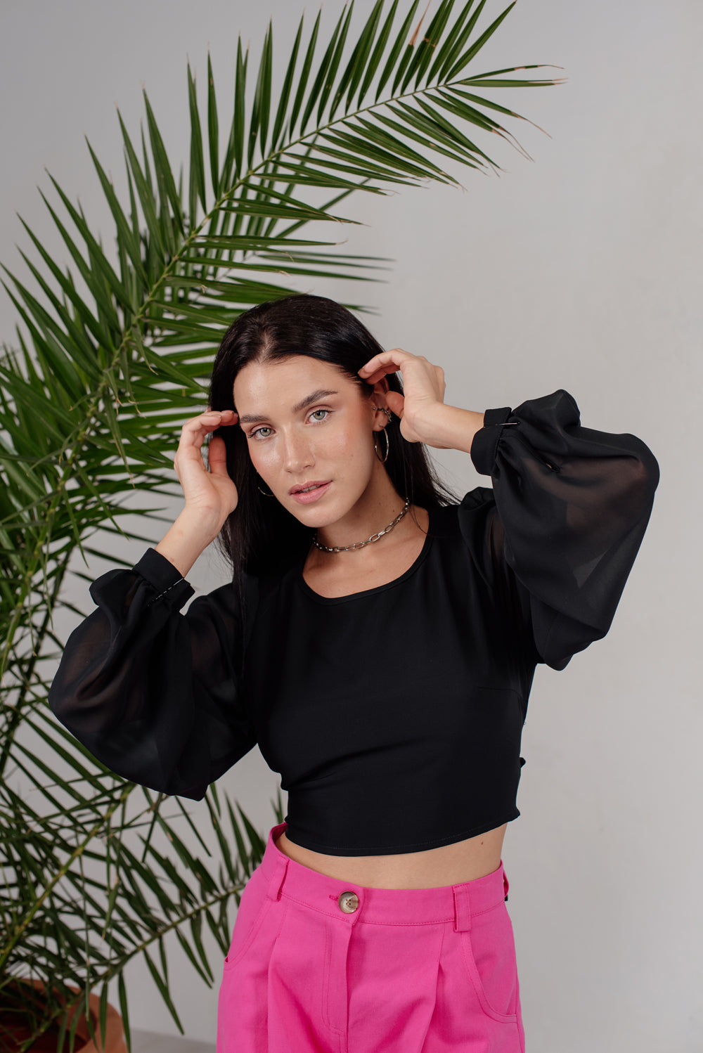 Blusa negra con espalda abierta y lazos