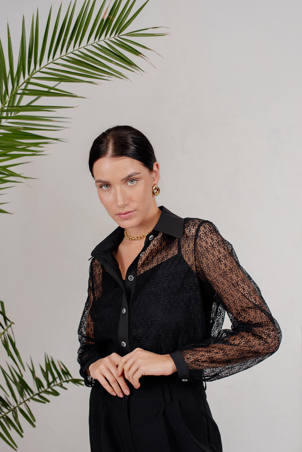 Blusa di pizzo nero con top