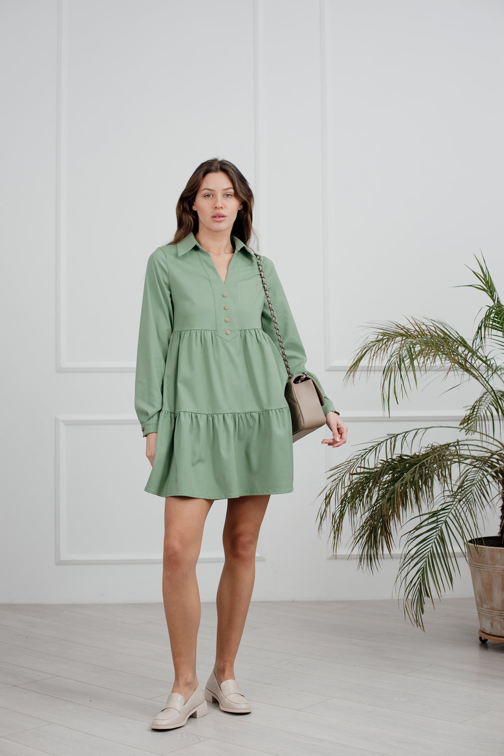 Avocado-Mini kleid mit dekorativen Knöpfen