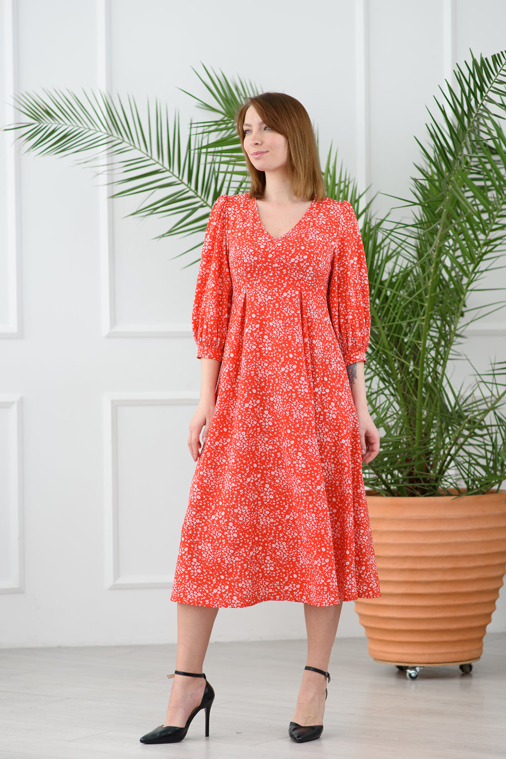 Rotes langes Kleid mit Blumen druck