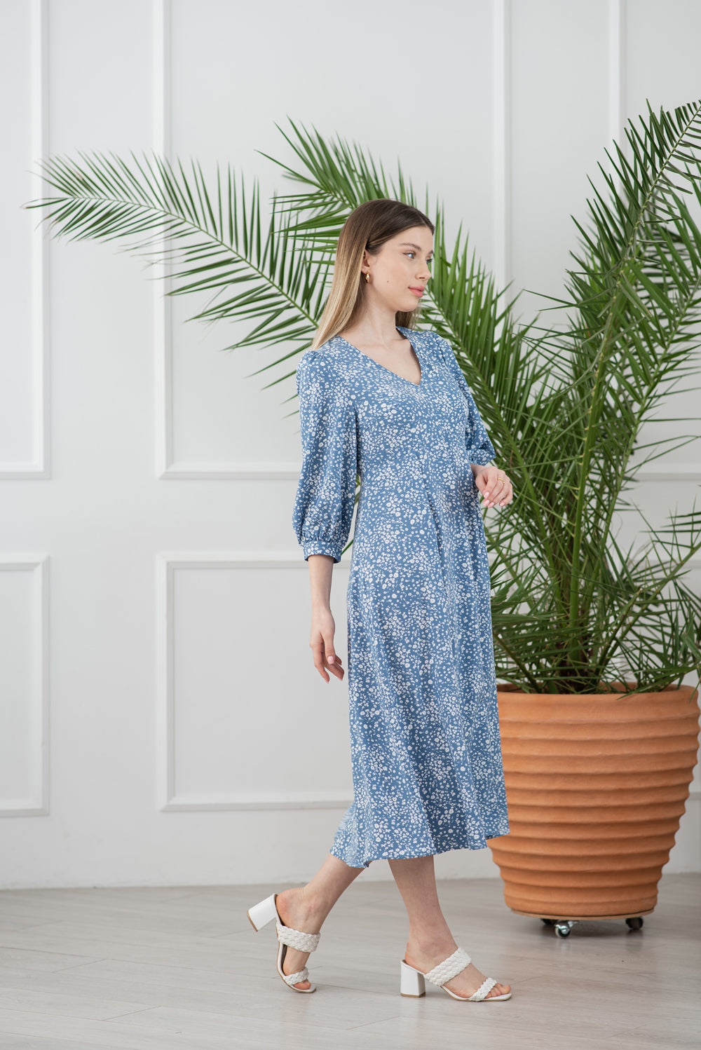 Robe longue bleue imprimée fleurs avec jupe bouffante