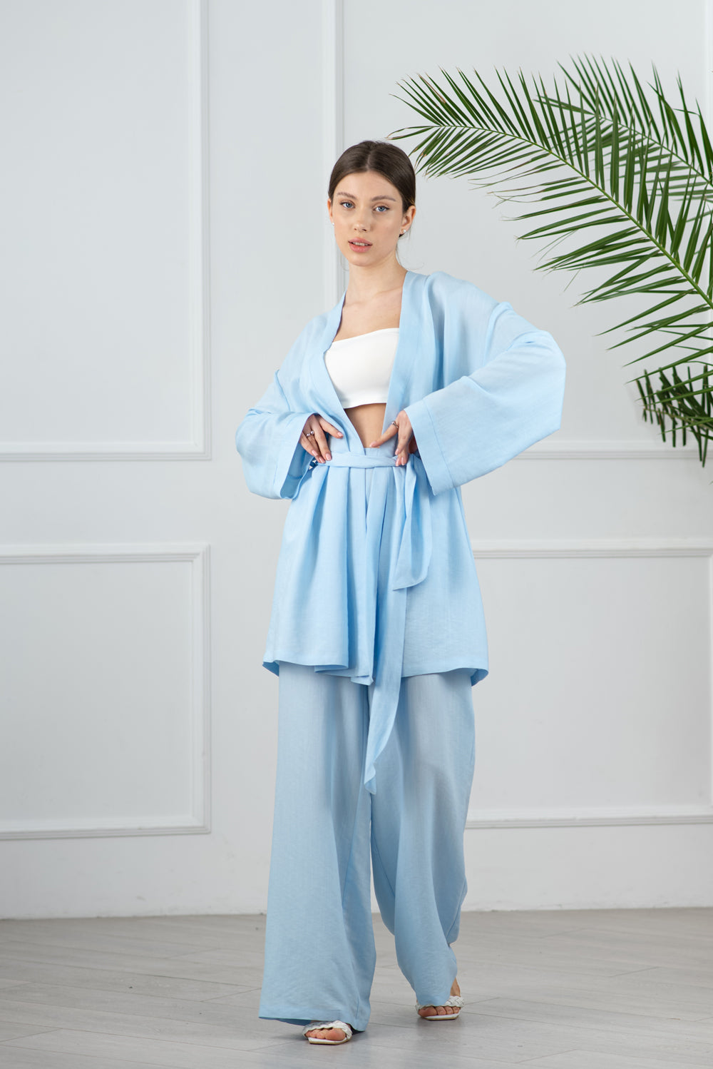 Blauer Kimono-Anzug mit ausgestellten Hosen.