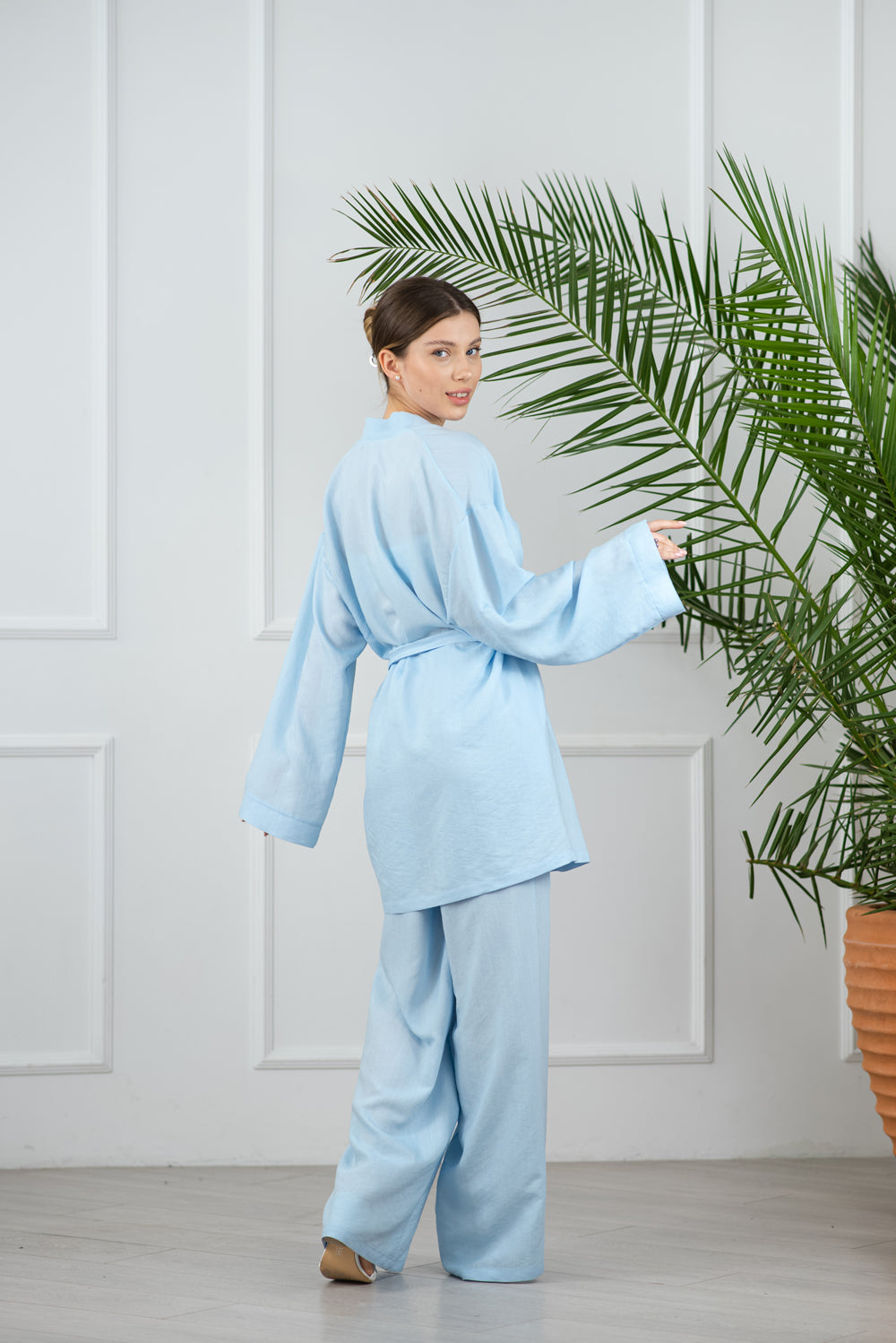 Traje de kimono azul con pantalones acampanados.