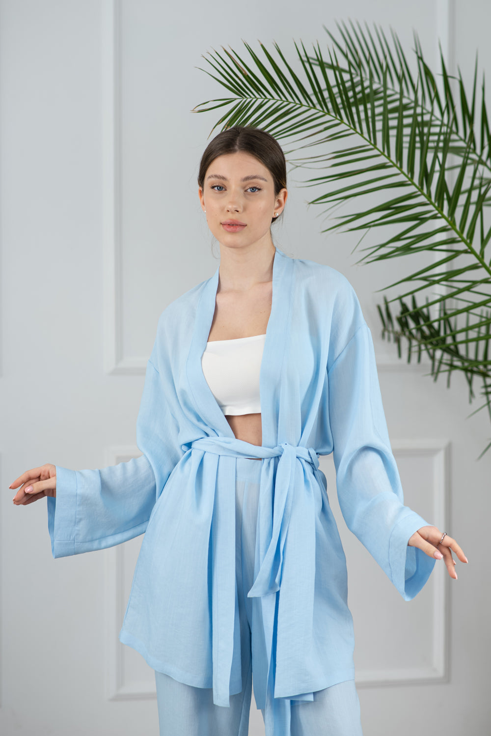 Traje de kimono azul con pantalones acampanados.