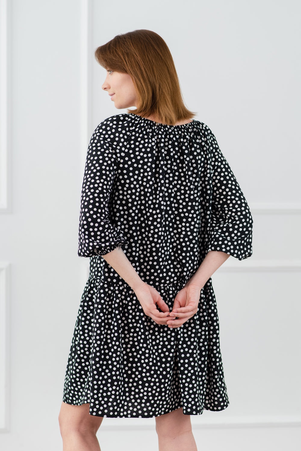 Robe ample noire ouverte avec bande élastique à l'encolure