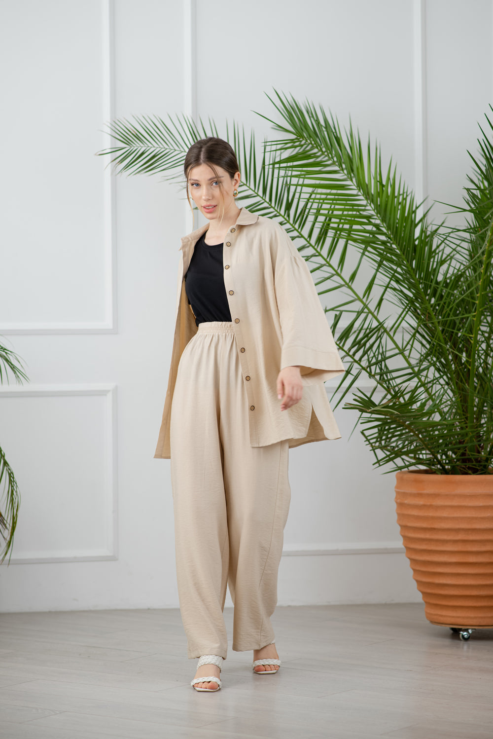 Traje beige de dos piezas: pantalones sueltos de camisa