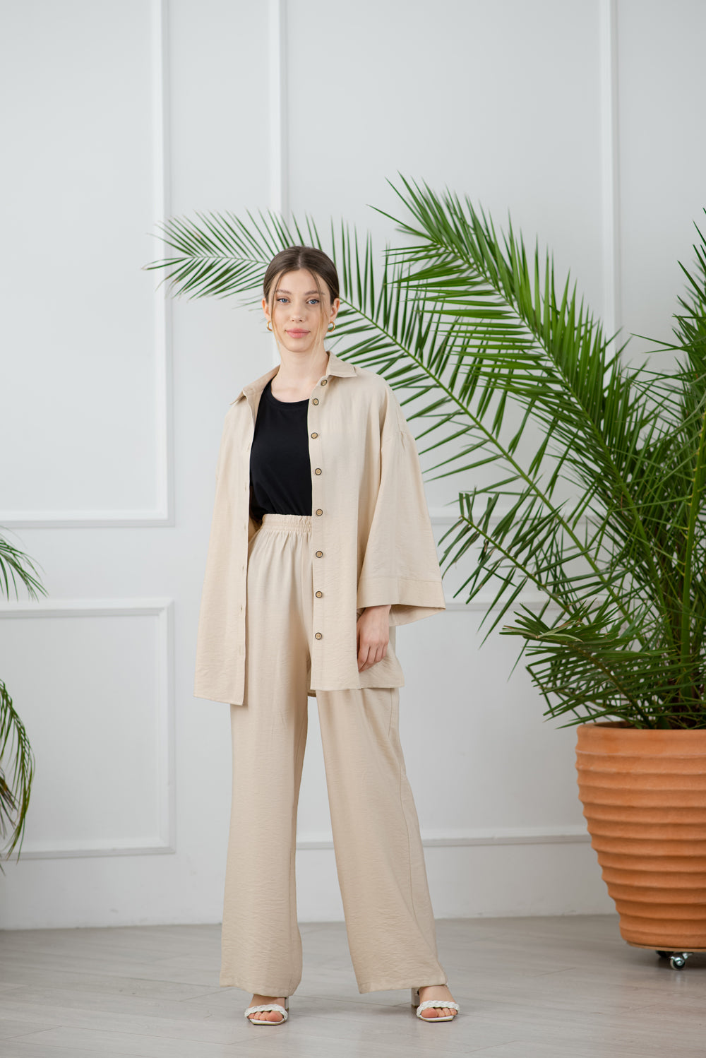 Beige two-piece suit: shirt + loose-fitting pants