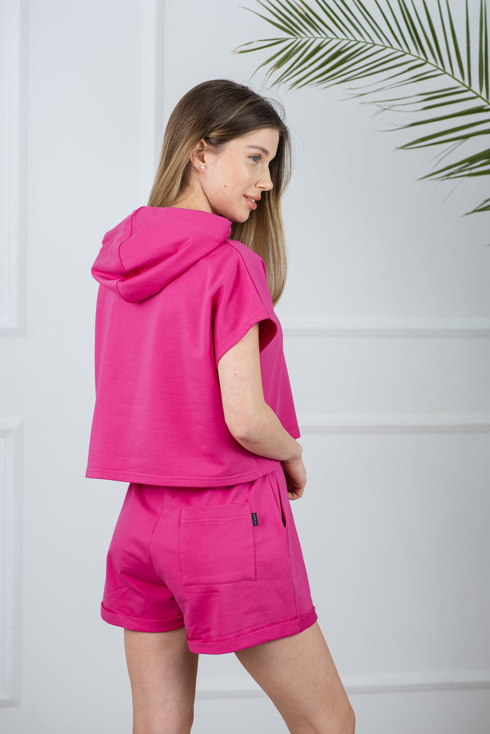 Pantalones cortos de traje de verano de frambuesa y sudadera con capucha.