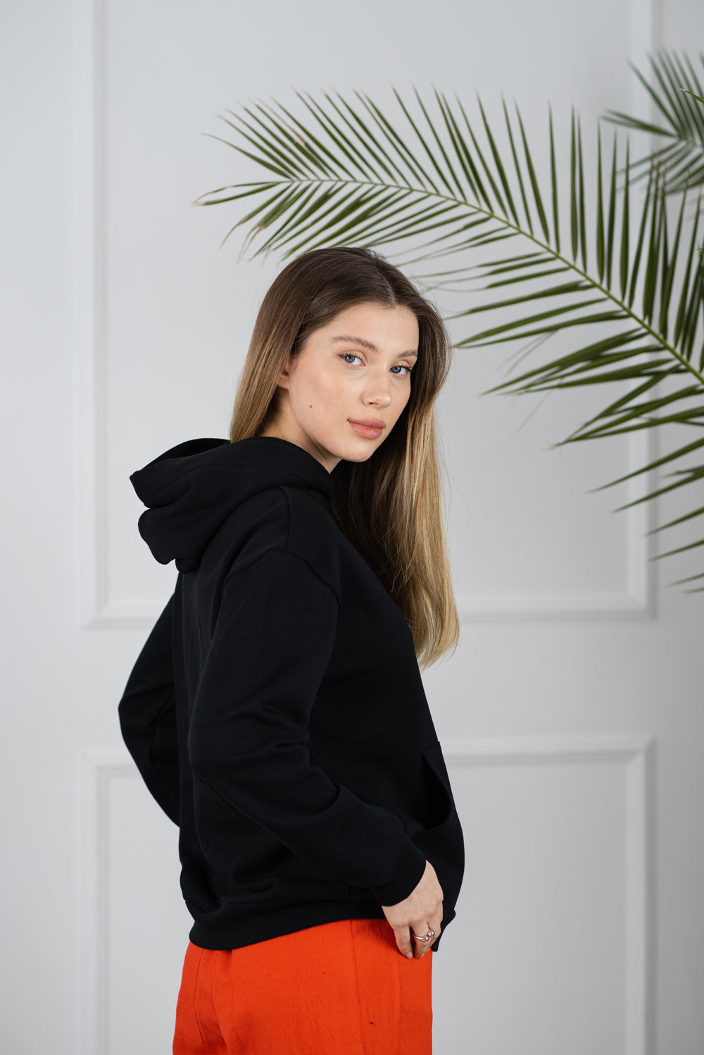 Femeile elegante Hoodie neagră 'Polish'