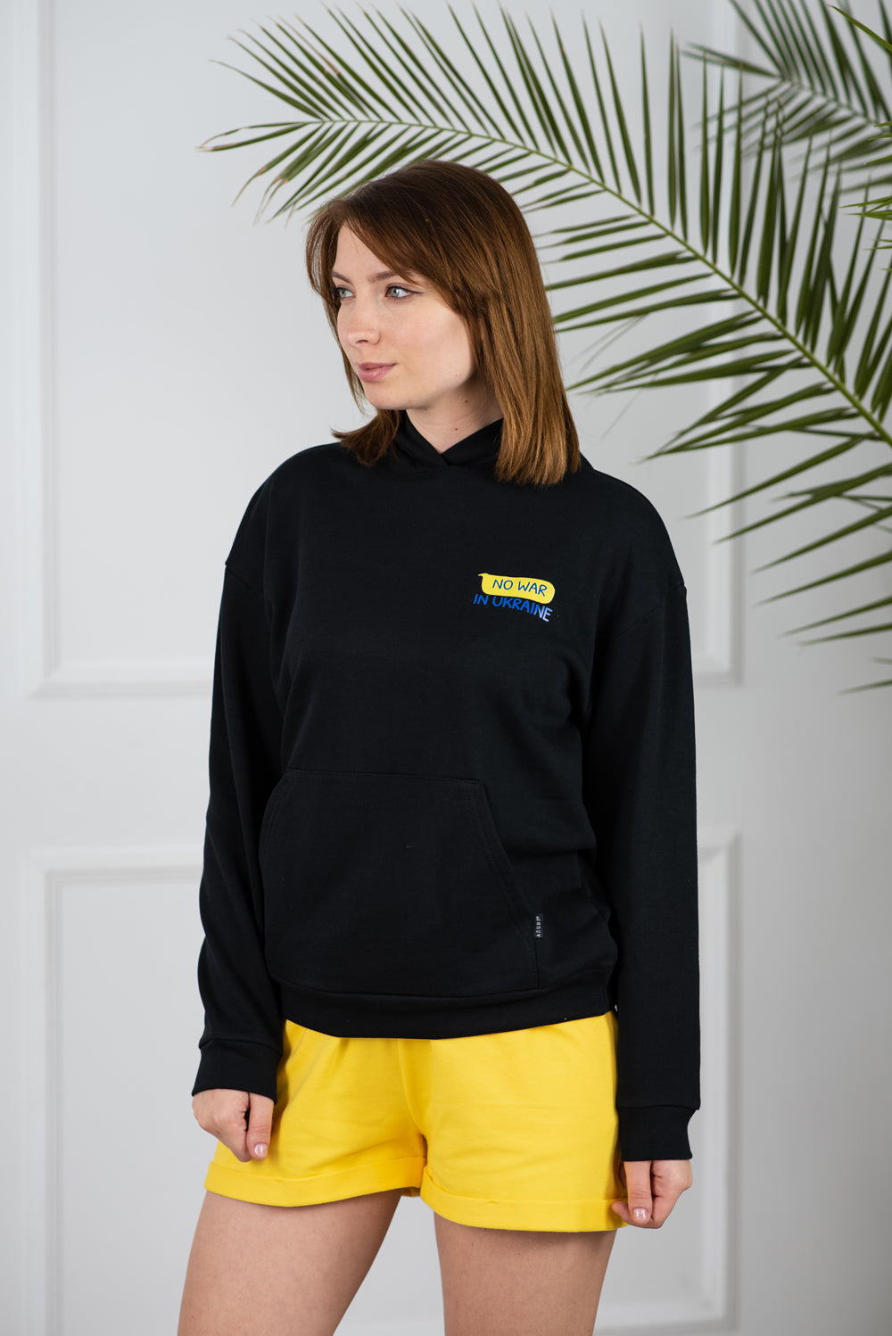 Styli scher Frauen Hoodie schwarz "Kein Krieg in der Ukraine"