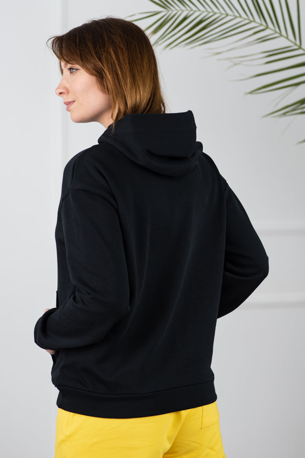 Elegante sudadera de mujer negro "No guerra en Ucrania"