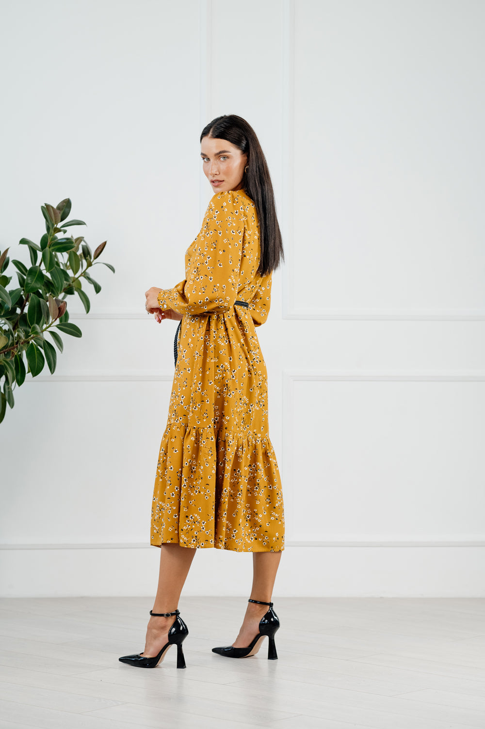 Abstract print midi dress in mustard collor.