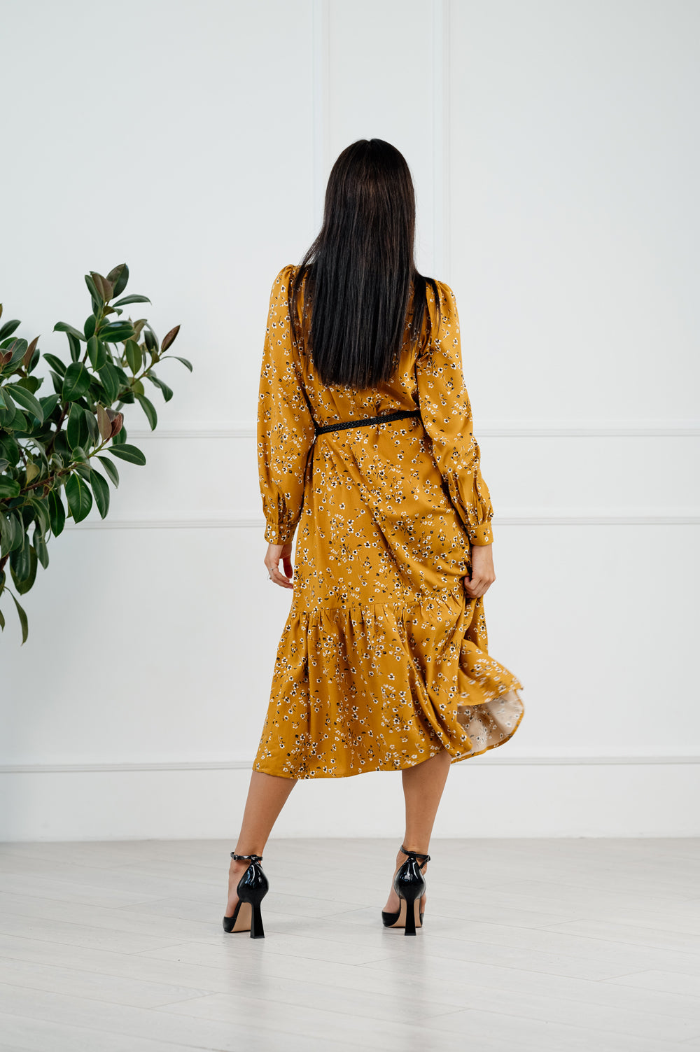 Abstract print midi dress in mustard collor.