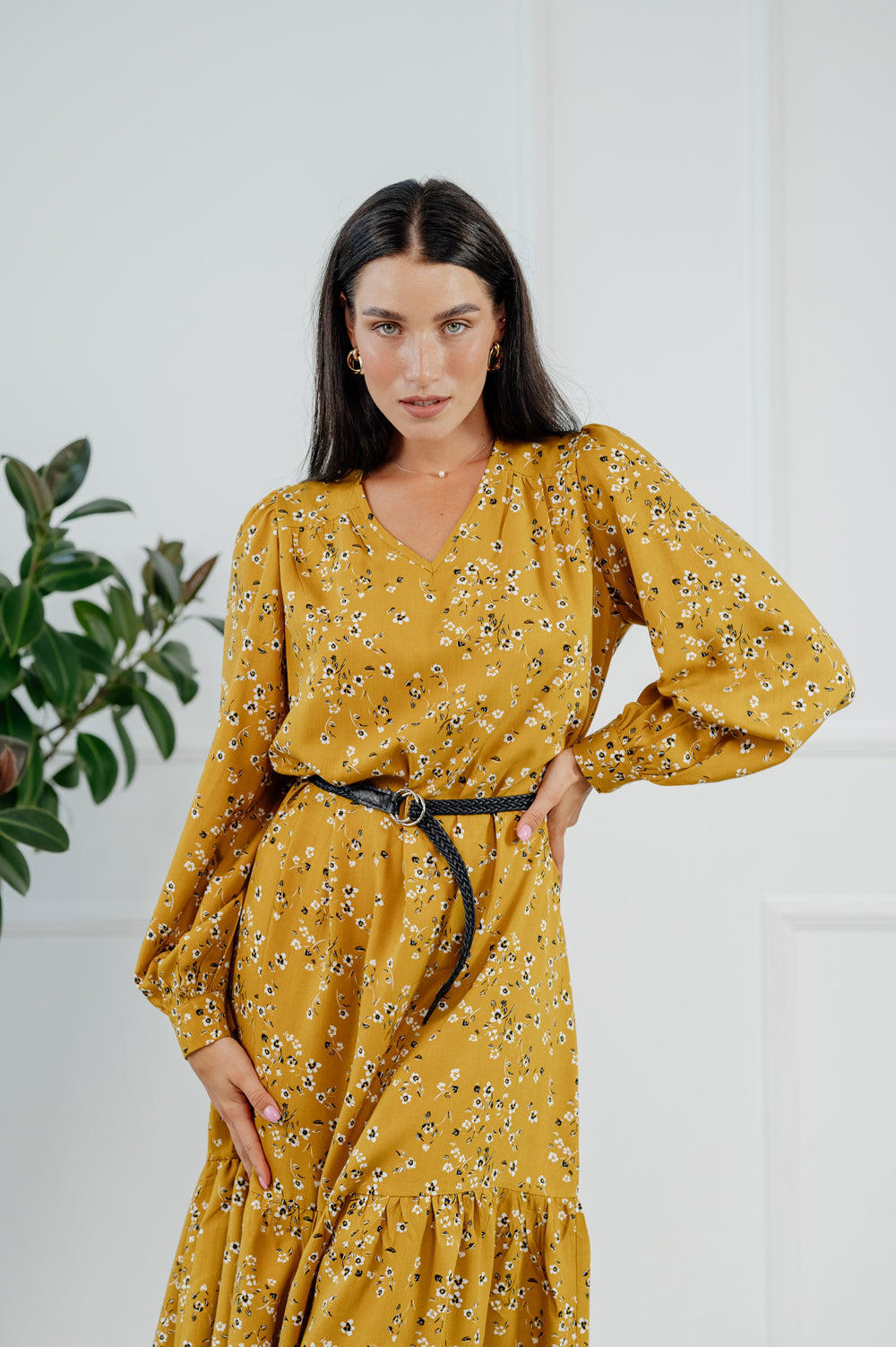 Abstract print midi dress in mustard collor.