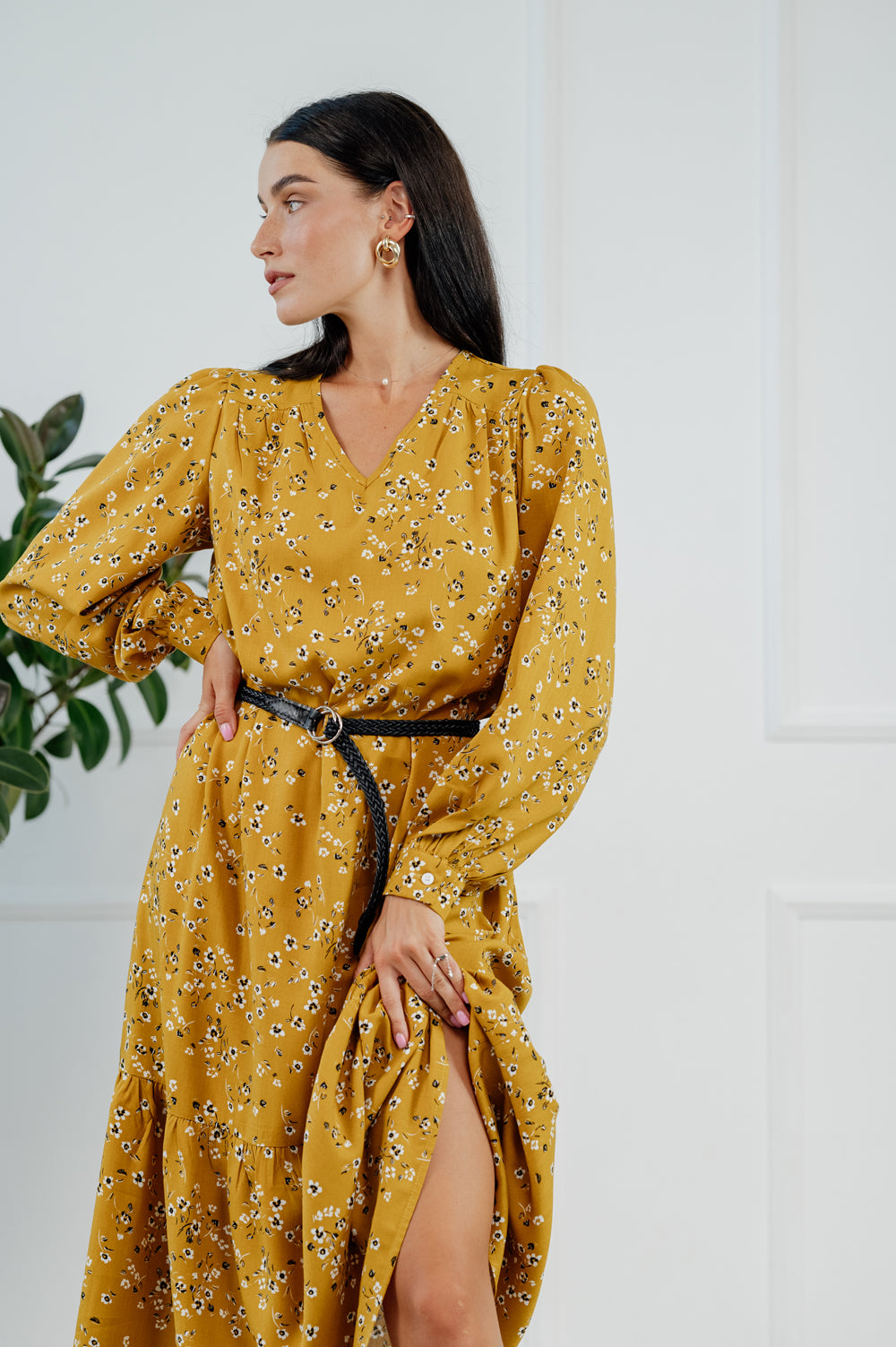 Abstract print midi dress in mustard collor.