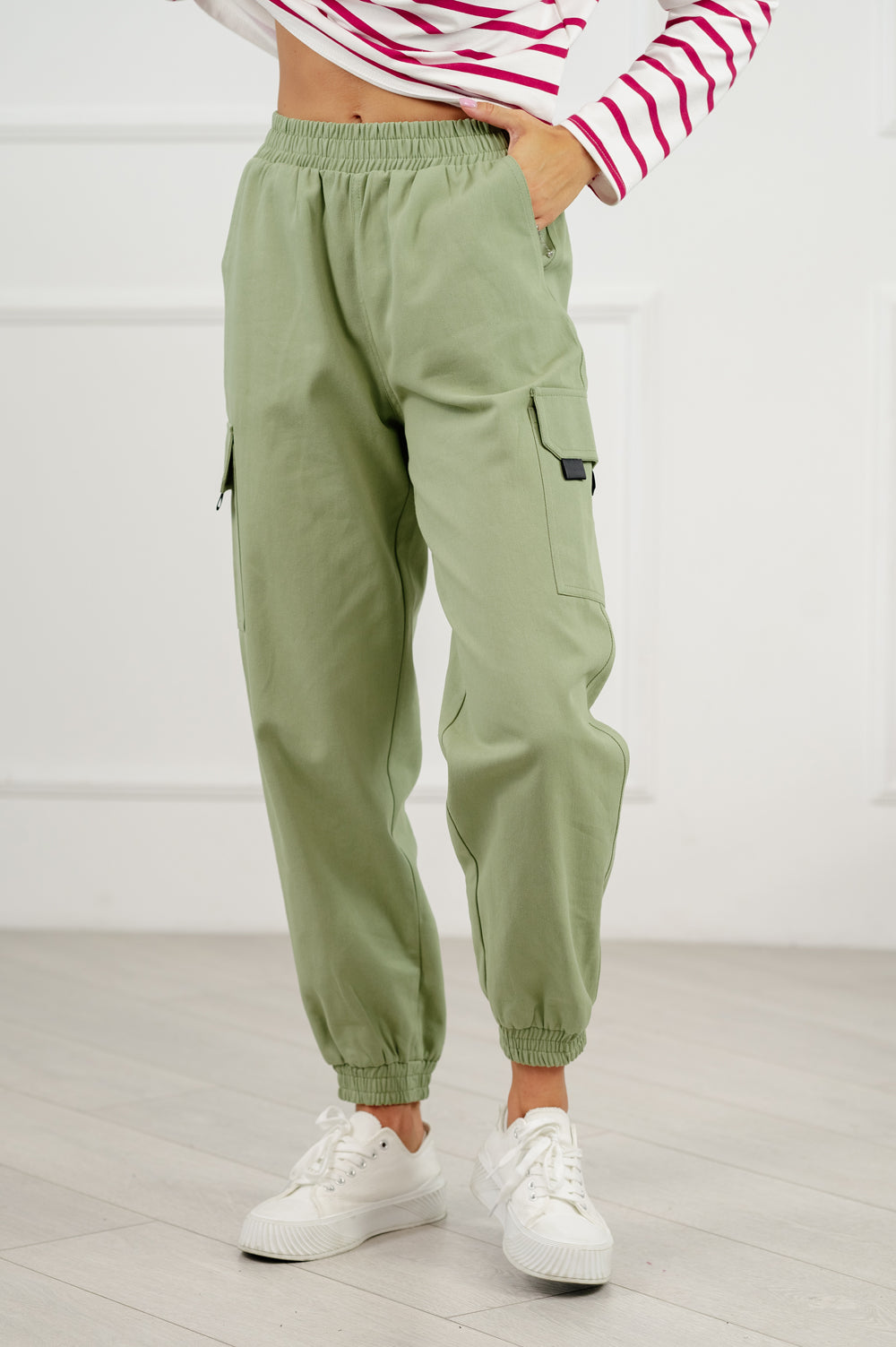 Pantalon cargo décontracté de couleur olive.