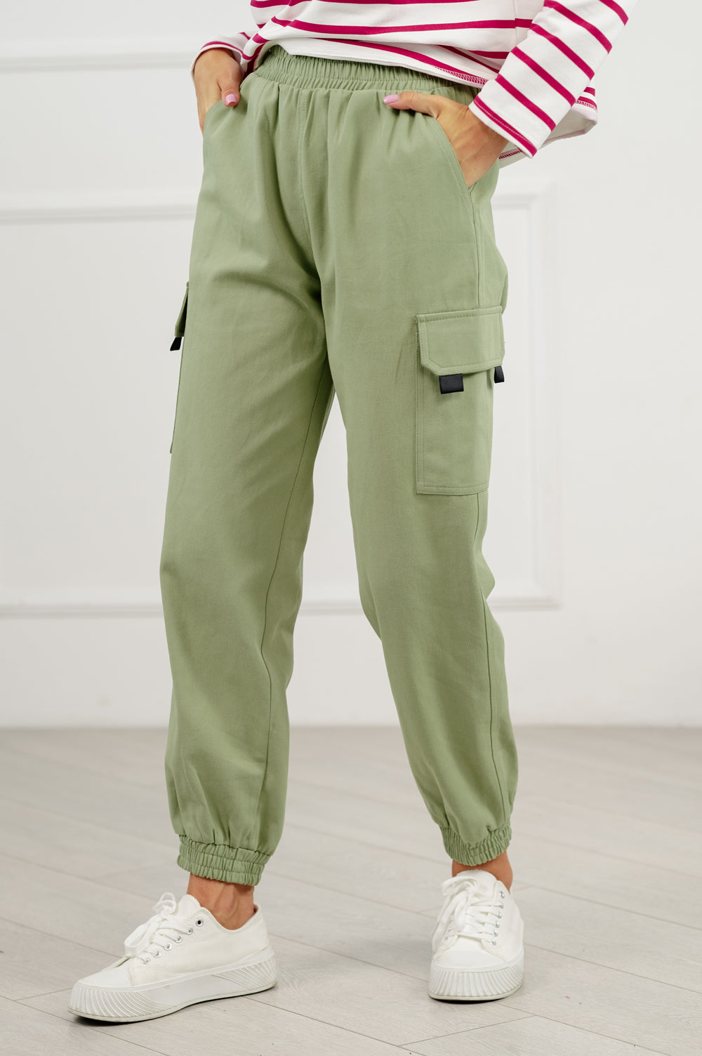 Pantalon cargo décontracté de couleur olive.