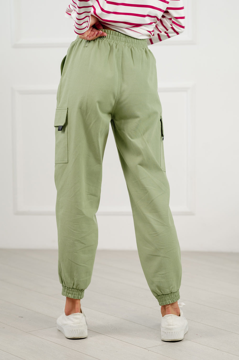 Pantalon cargo décontracté de couleur olive.