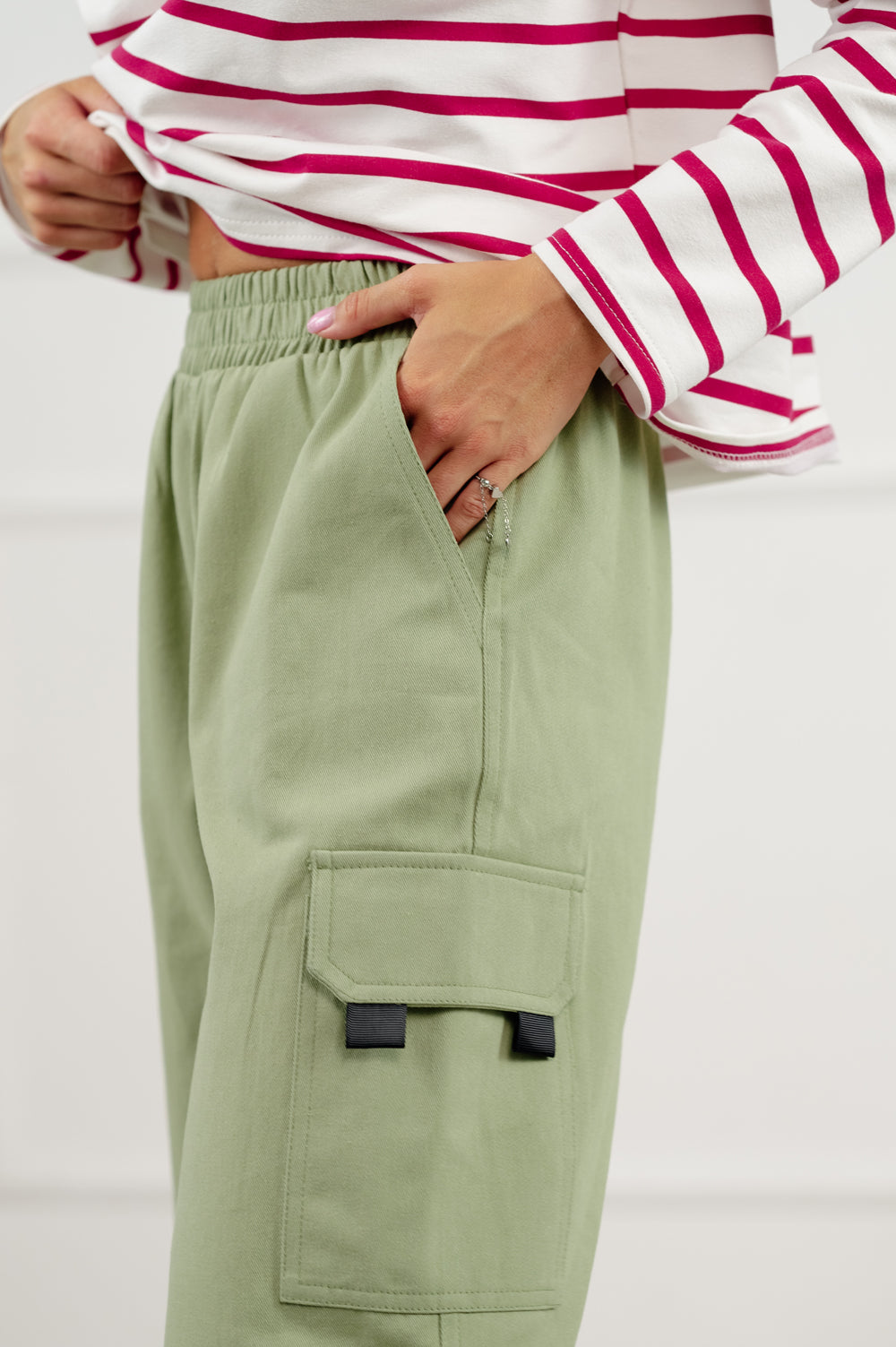 Pantalon cargo décontracté de couleur olive.