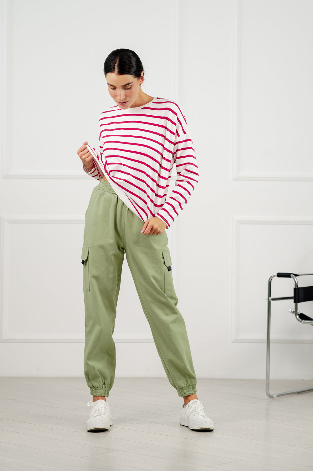 Pantalon cargo décontracté de couleur olive.