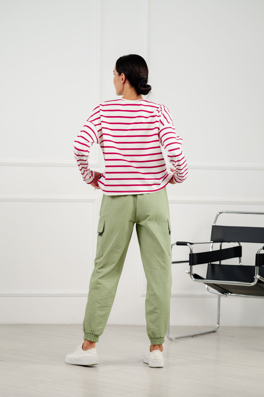 Pantaloni casual cargo in colore oliva.