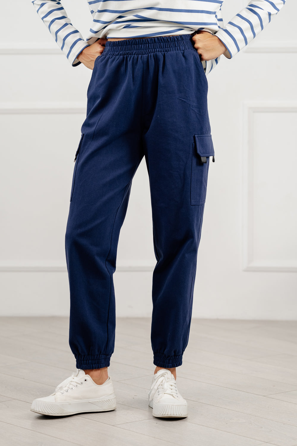 Pantalon cargo bleu dans un style décontracté.