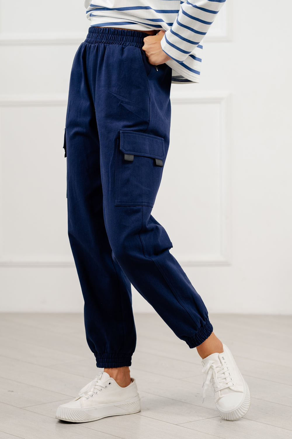 Pantalones cargo azules en estilo casual.