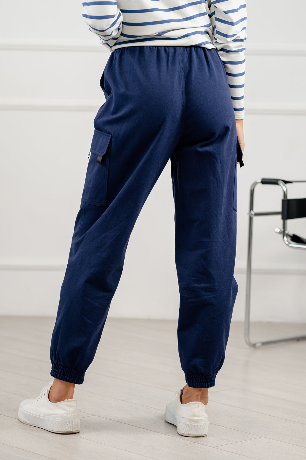 Pantalones cargo azules en estilo casual.