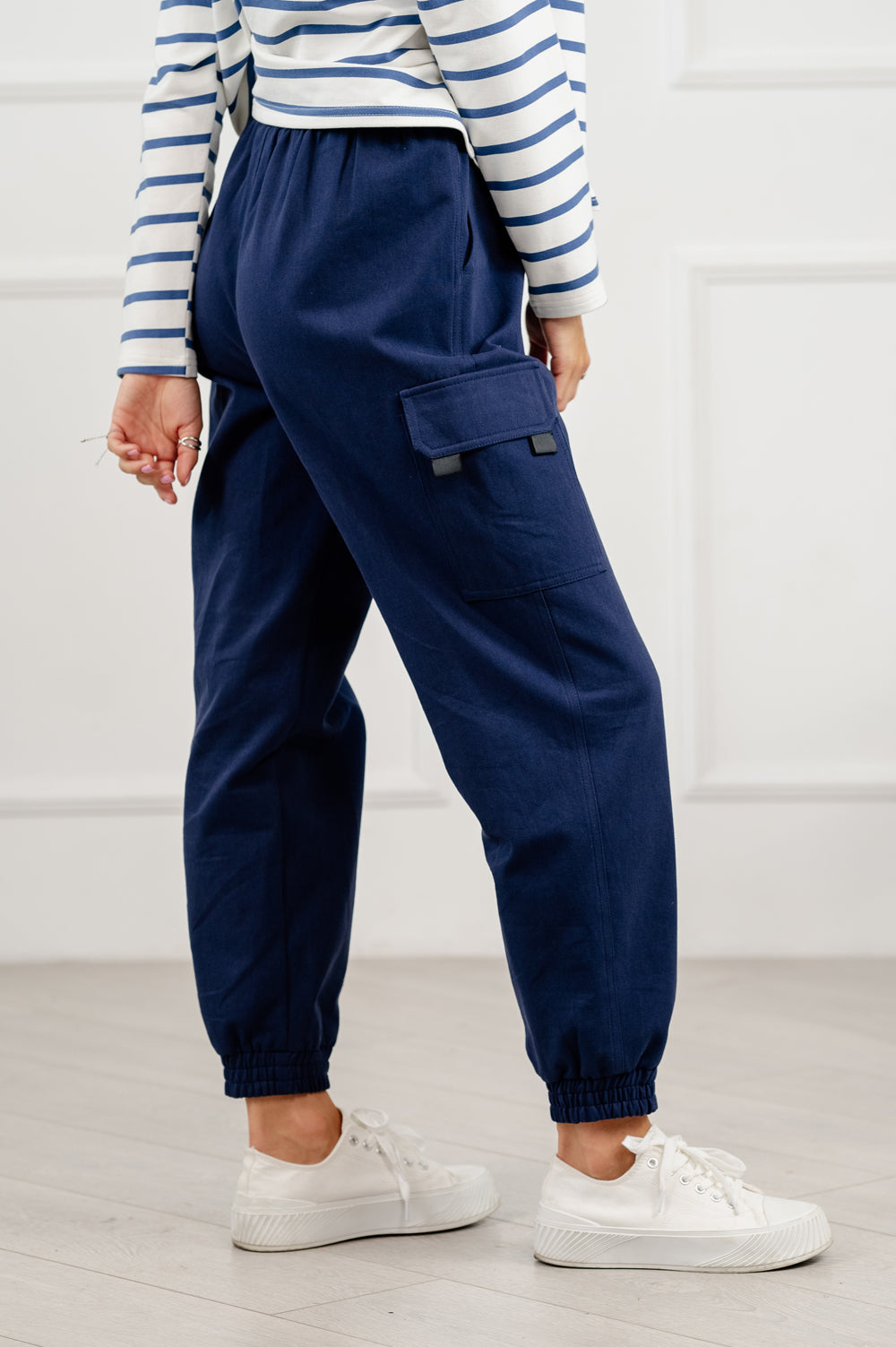 Pantalon cargo bleu dans un style décontracté.