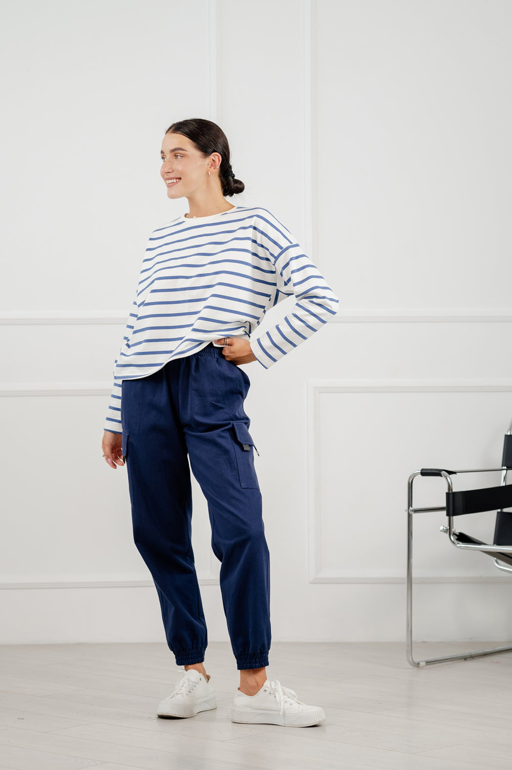 Pantalon cargo bleu dans un style décontracté.